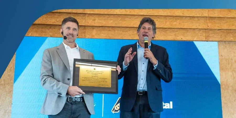 Autoridades en la inauguración de la planta